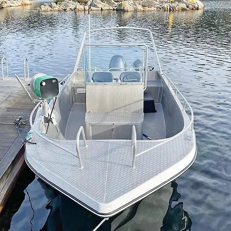 8 Person In Urangsvag *